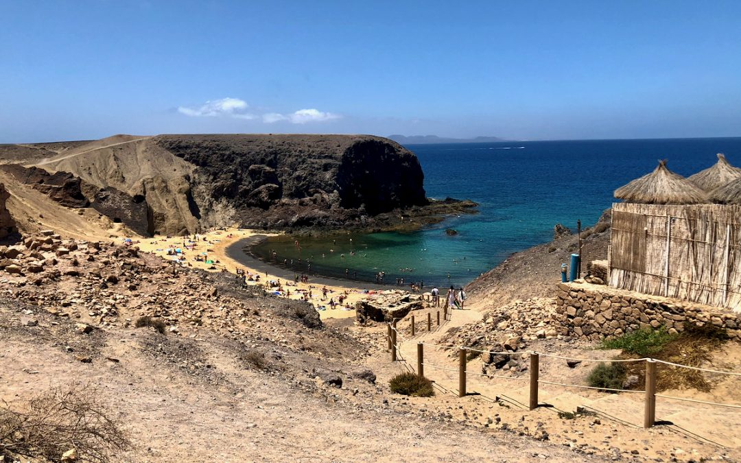 Plaža Papagayo z zlatim peskom in turkiznim morjem na jugu Lanzarota