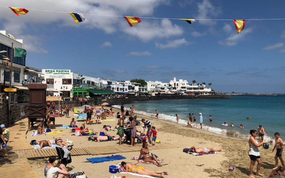 Plaža Papagayo z zlatim peskom in turkiznim morjem na jugu Lanzarota