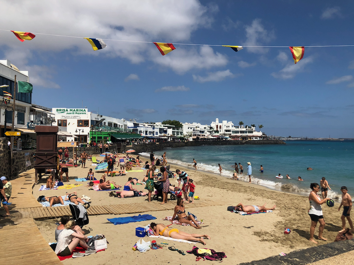 Playa Blanca Plaža Papagayo z zlatim peskom in turkiznim morjem na jugu Lanzarota