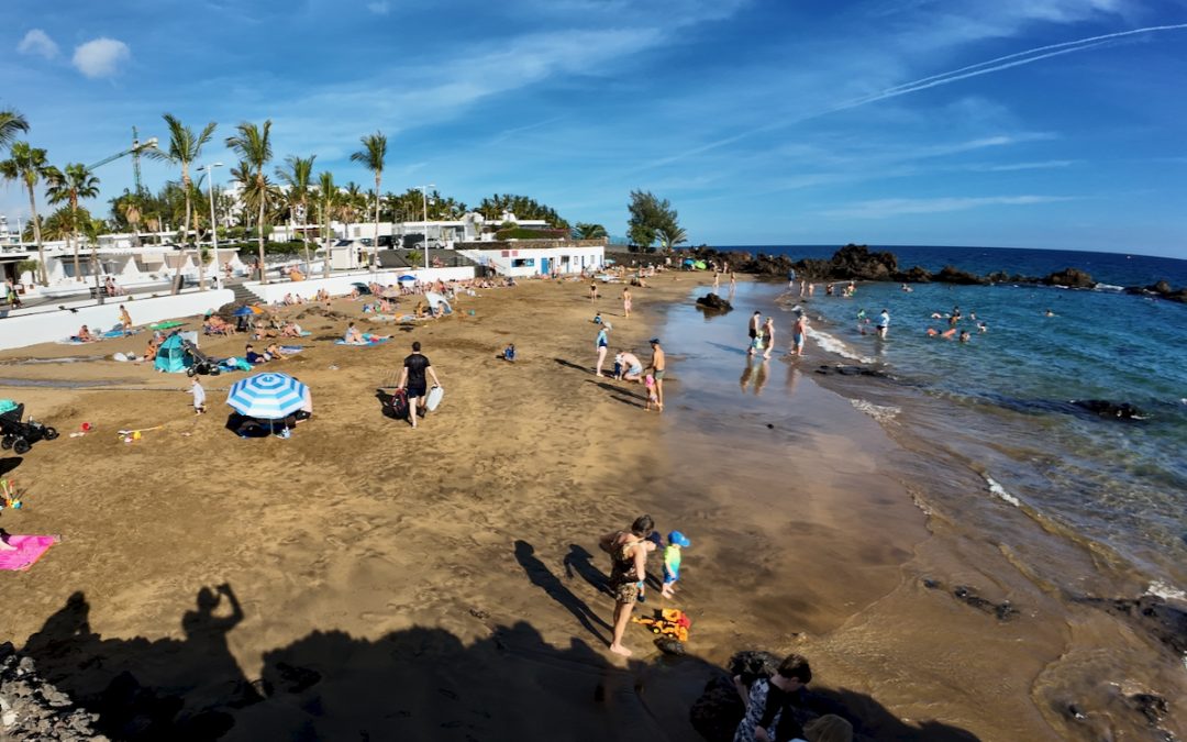Playa Chica v Puerto del Carmenu z mirnim morjem in možnostmi za potapljanje
