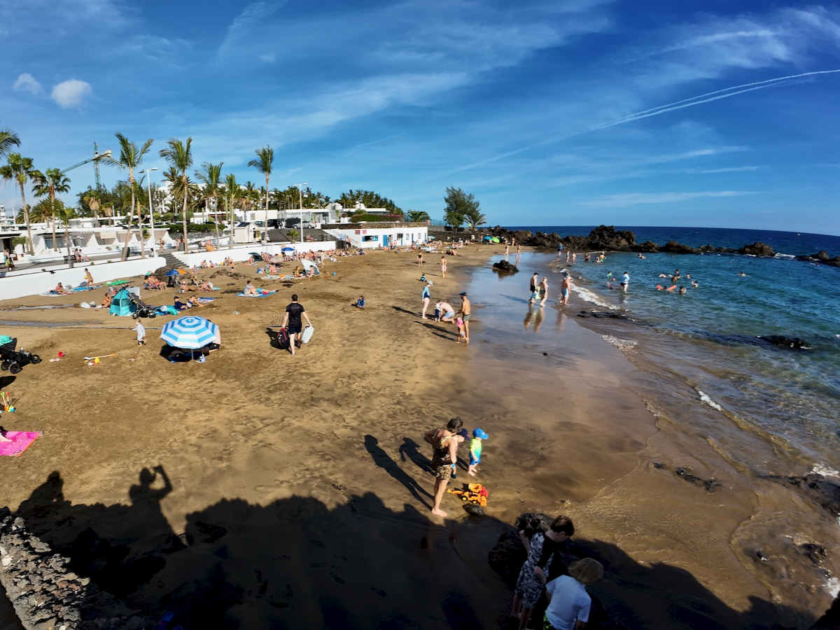 Playa Chica Playa Chica v Puerto del Carmenu z mirnim morjem in možnostmi za potapljanje