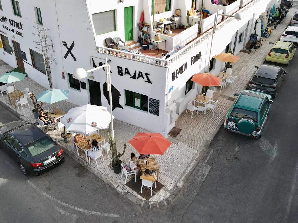 beach-food-las-bajas-famara Lokal Beach Food Las Bajas ob plaži Famara