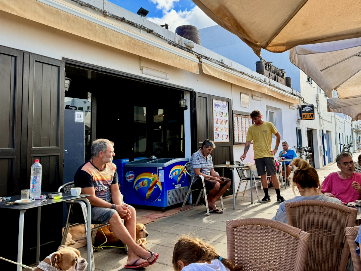 lanzarote-restavracija-grill-la-posada Ena izmed naših stalnih izbir na Lanzarotu. Dober žar, sproščeno vzdušje in odlična lokacija za večerjo po dnevu raziskovanja otoka.