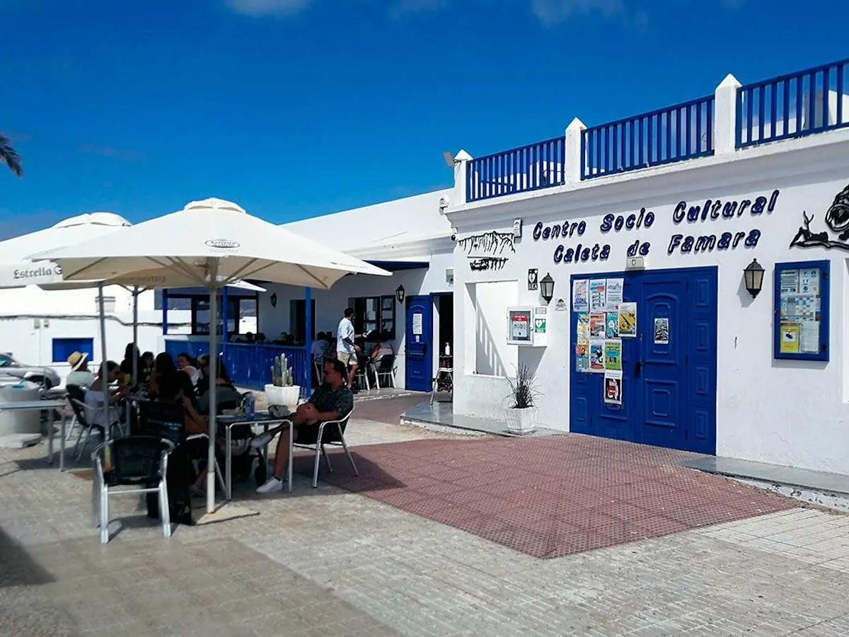teleclublanzarote-restavracija-tele-club-famara Priljubljena lokalna restavracija v Famari, kjer lahko ob domači kulinariki uživaš v sproščenem vzdušju surferske vasice.